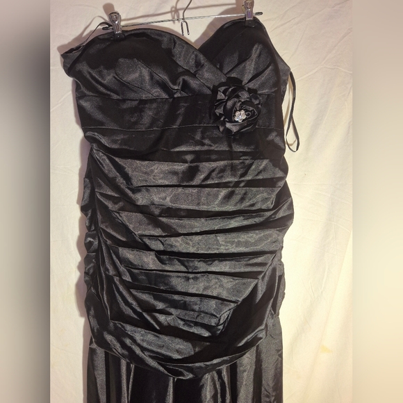 Chic Strapless Black Dress - Picture 3 of 7